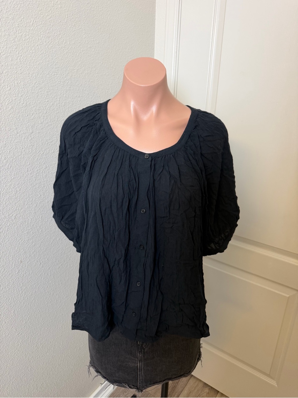 Abercrombie & Fitch Black Crinkle Button-Front Short Sleeve Top
